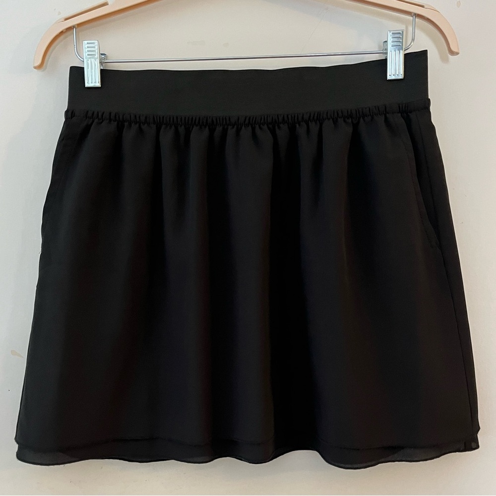 Black flowy mini (not too short) skirt with elastic band and pockets
